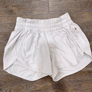 WHITE LULULEMON TRACKER SHORTS SIZE 4